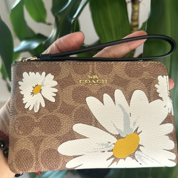 NWT Corner Zip Wristlet In Signature Canvas With Floral Print - Picture 3 of 8